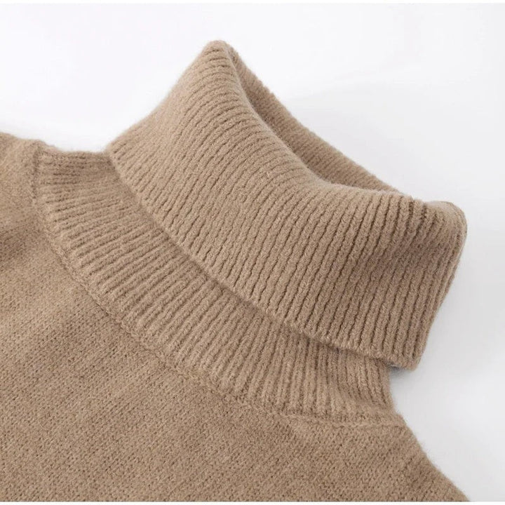 Detailansicht gerippter Rollkragen in Braun am Oversized Strickpullover