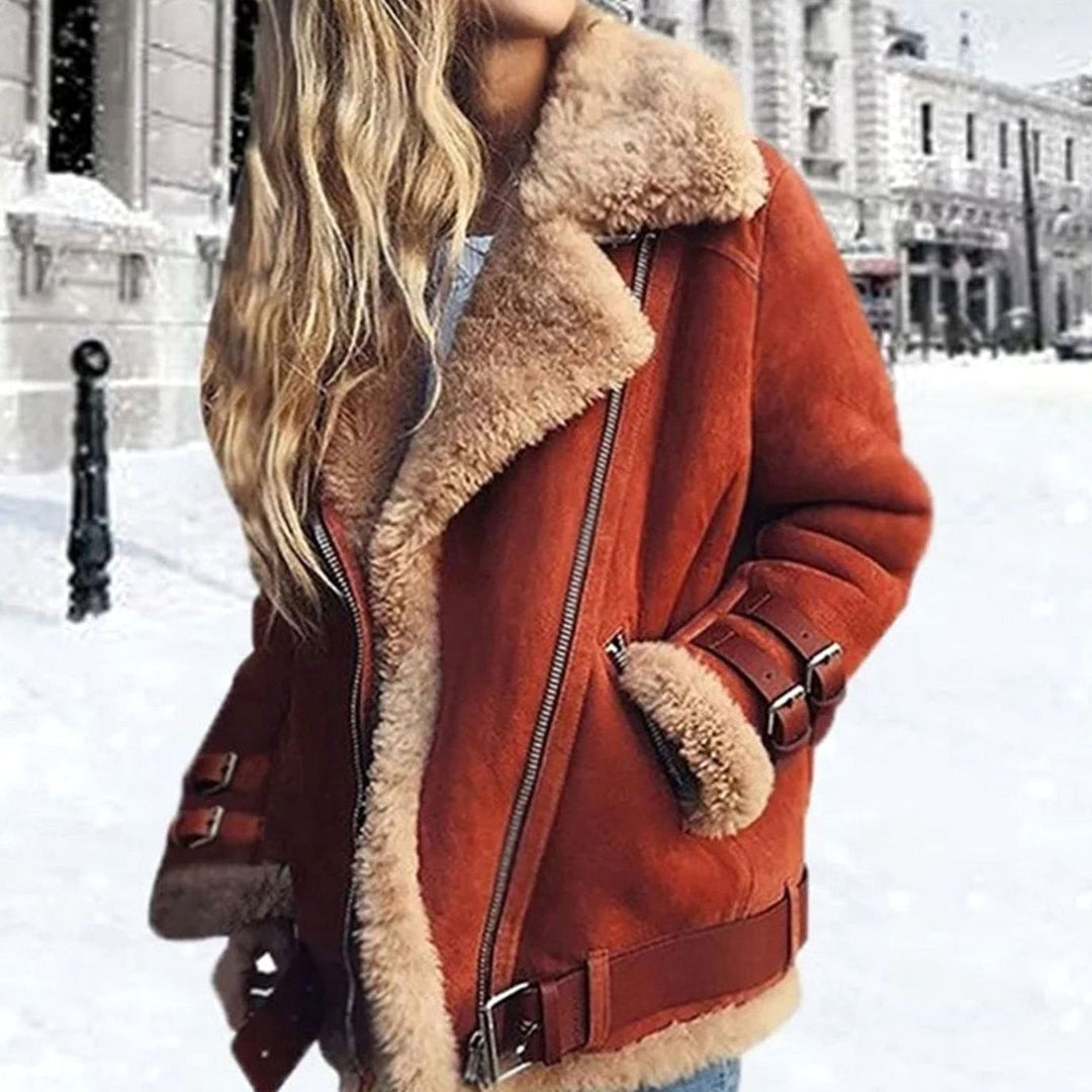Rostrote Kunstlederjacke mit Teddyfell-Kragen und Schnallendetails an den Ärmeln