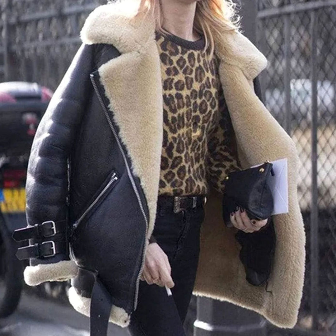 Schwarze Oversized-Lederjacke mit beigem Kunstfell-Innenfutter und Schnallenriemen