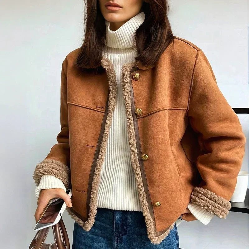Oversized Winterjacke in Cognacbraun mit Kunstfell-Details und lässigem Damenoutfit