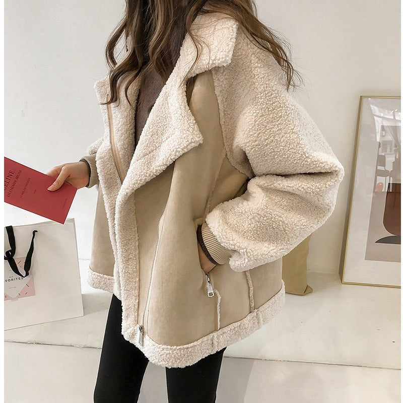 Beige Winterjacke mit Kunstfellbesatz und Reverskragen in Wildleder-Optik