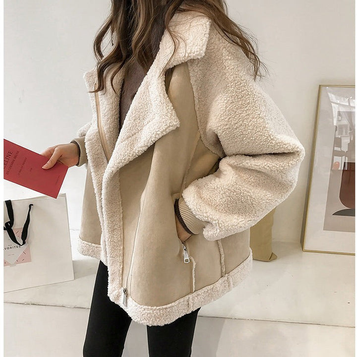 Beige Winterjacke mit Kunstfellbesatz und Reverskragen in Wildleder-Optik
