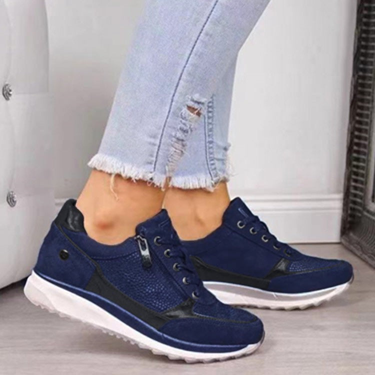 Dunkelblaue orthopädische Sneaker mit Reißverschluss und Schnürung, am Fuß getragen
