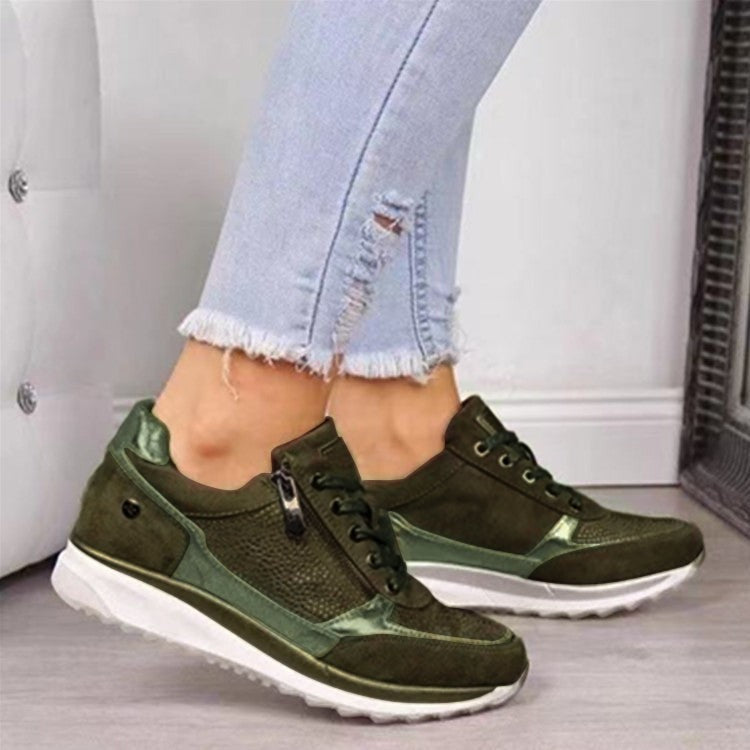 Olivgrüne Sneaker mit seitlichem Reißverschluss und Plateausohle, am Fuß getragen