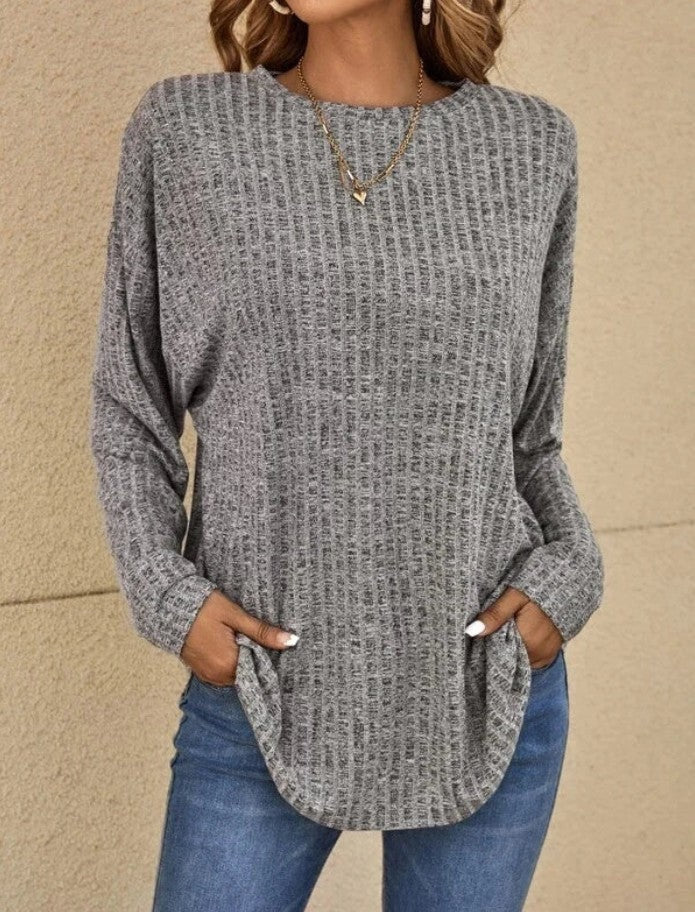 Grauer melierter Oversize-Pullover aus Rippstrick mit geschwungenem Saum