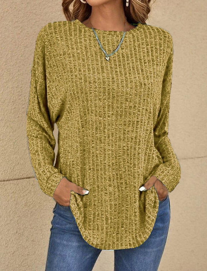 Olivgrünes meliertes Oversize-Shirt aus Rippstrick mit geschwungenem Saum