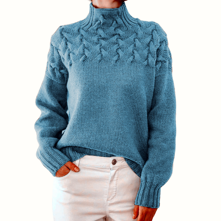 Hellblauer Strickpullover mit Zopfmuster-Rundpasse und Rollkragen