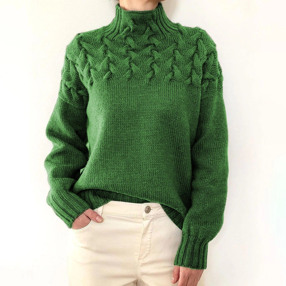 Grüner Strickpullover mit Zopfmuster-Passe und gerippten Bündchen