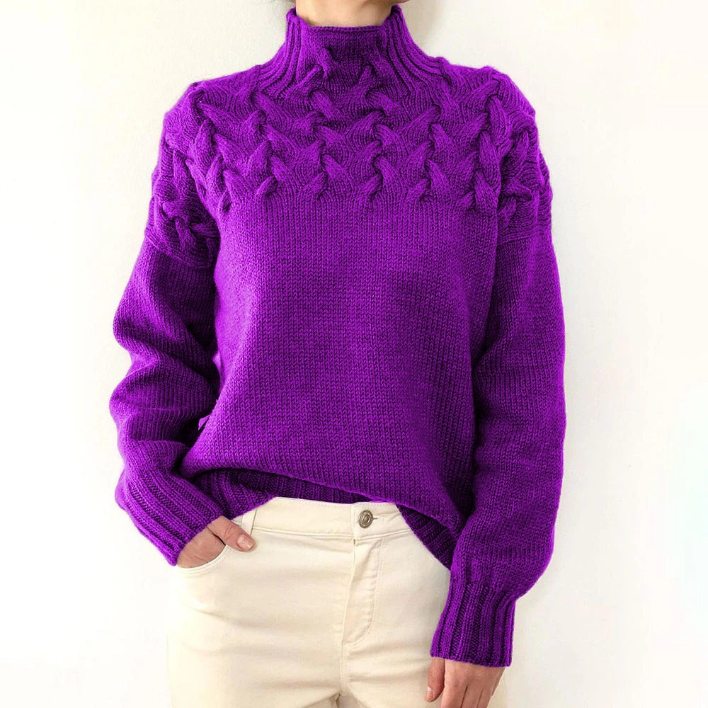 Violetter Strickpullover mit Zopfmuster-Rundpasse und Rollkragen