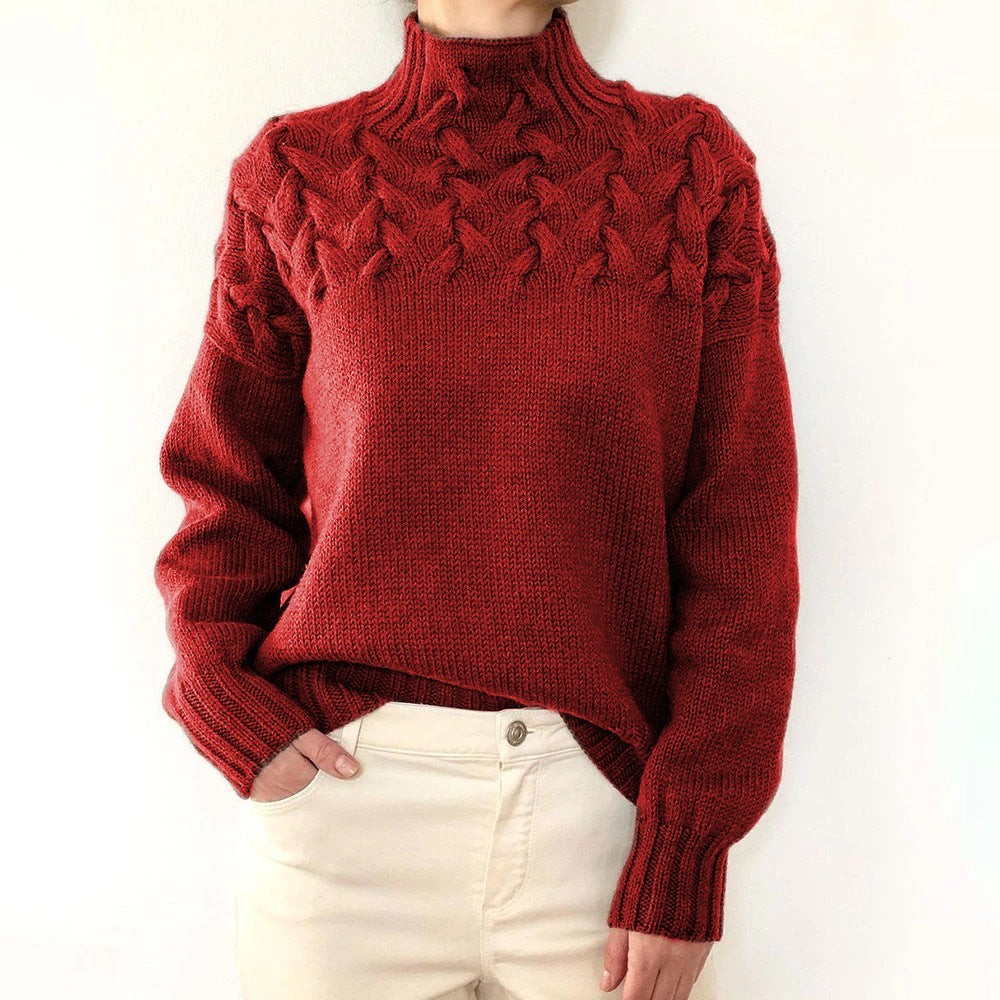 Rostroter Strickpullover mit Zopfmuster-Passe und gerippten Bündchen