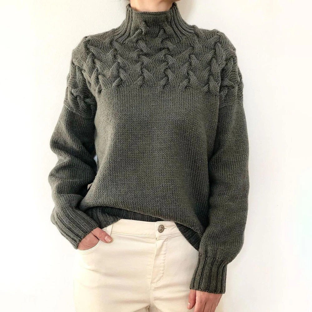 Graugrüner Strickpullover mit Zopfmuster-Rundpasse und Rollkragen