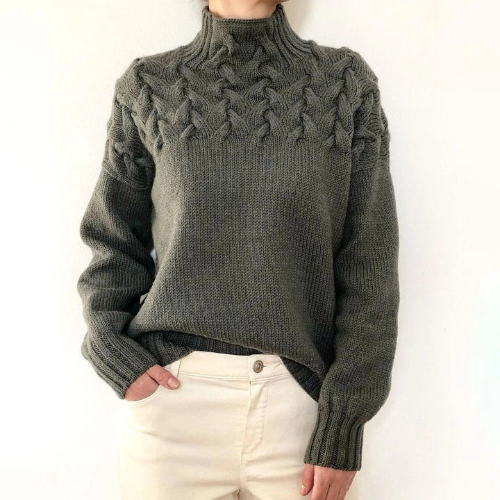 Graugrüner Strickpullover mit Zopfmuster-Rundpasse und Rollkragen