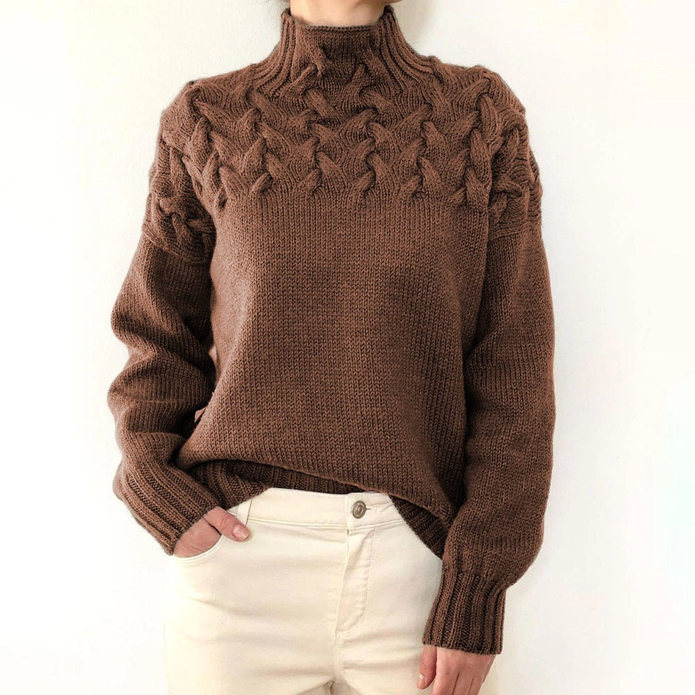 Schokobrauner Strickpullover mit Zopfmuster-Passe und Rollkragen