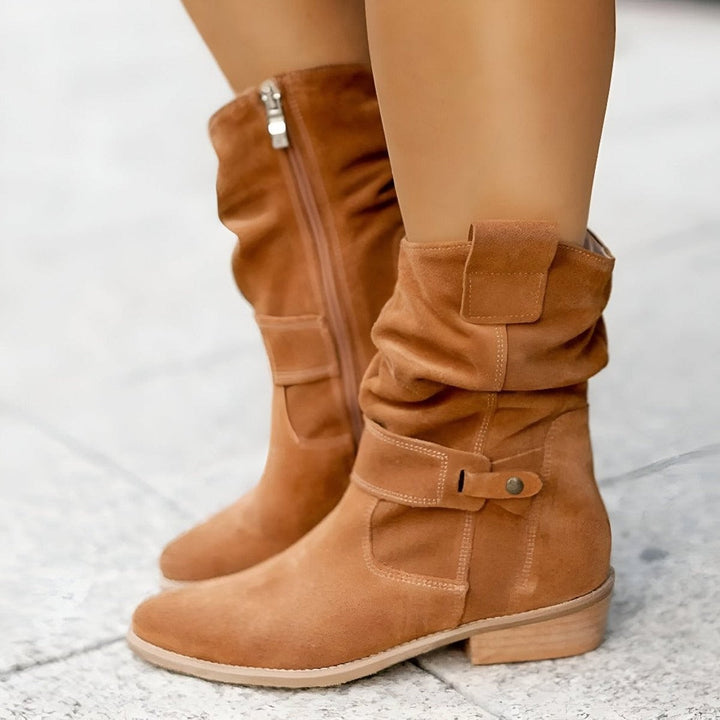 Braune Wildleder-Stiefeletten mit Blockabsatz und seitlichem Reißverschluss