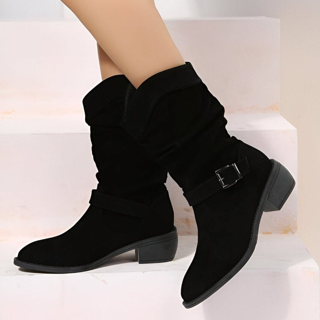 Schwarzer Schlupfstiefel aus Wildleder mit Schnalle und Blockabsatz