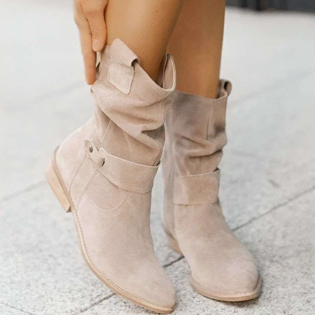Beige Wildleder-Stiefel mit Raffung und dezentem Riemen
