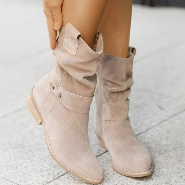 Beige Wildleder-Stiefel mit Raffung und dezentem Riemen