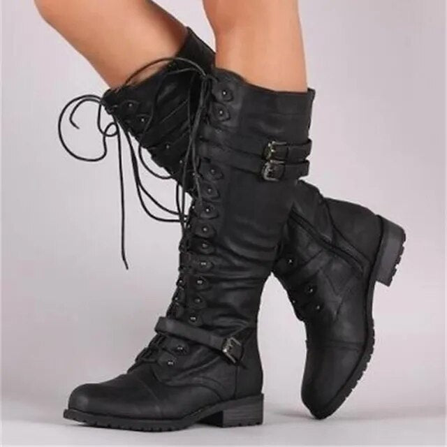 Kniehoher Schnürstiefel in Schwarz mit Schnallenriemen und Blockabsatz
