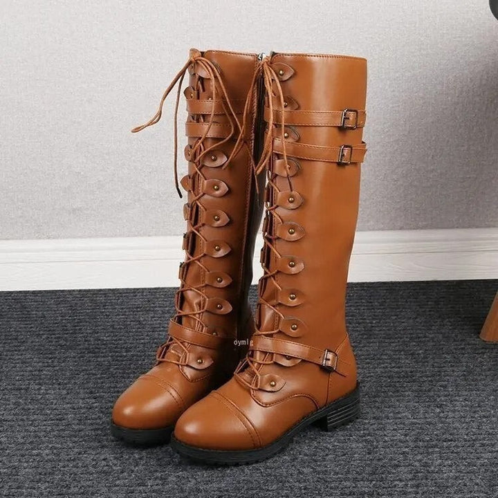 Kniehoher Stiefel in Cognac mit Schnürung, Schnallendetails und Reißverschluss