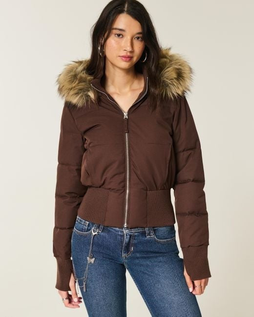 Braune Cropped Steppjacke mit Kunstfellkapuze, getragen zu Jeans