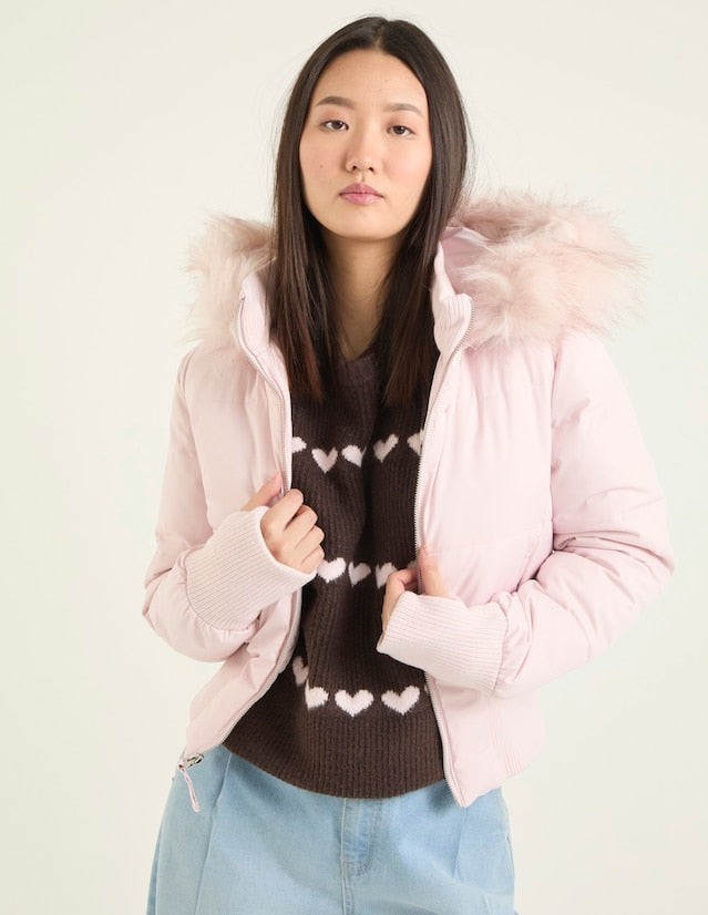 Rosa Steppjacke mit Kunstfellkapuze und Rippbündchen, offen getragen