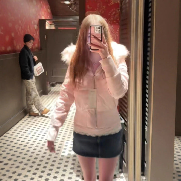 Rosa Steppjacke mit Kunstfellbesatz im Spiegelselfie, kurzer Rock kombiniert