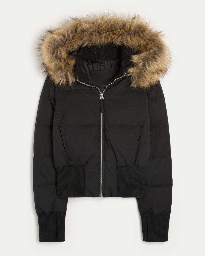 Schwarze Steppjacke mit Kunstfellkapuze und Rippbündchen, freigestellt fotografiert