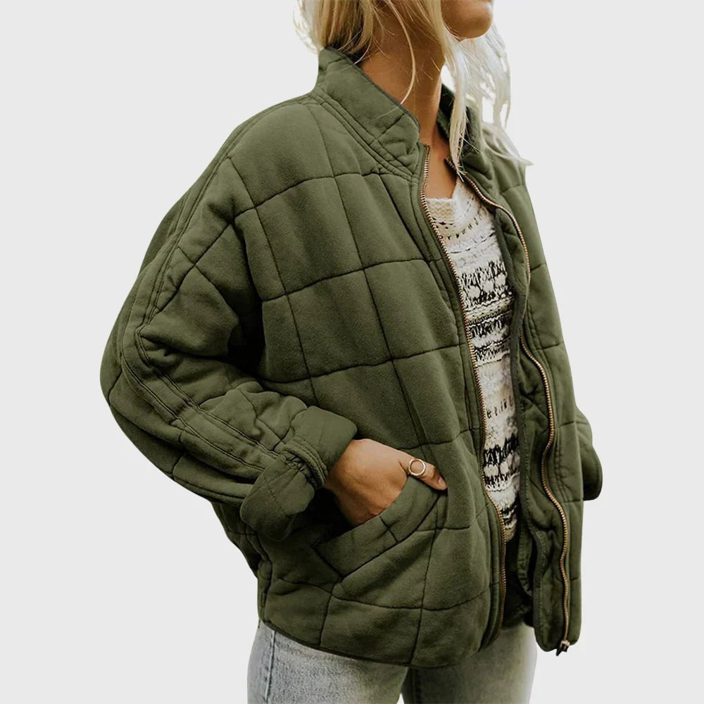 Oliv­grüne Steppjacke mit Stehkragen und Reißverschluss, seitliche Ansicht