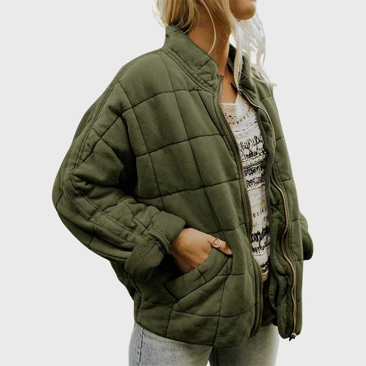 Oliv­grüne Steppjacke mit Stehkragen und Reißverschluss, seitliche Ansicht