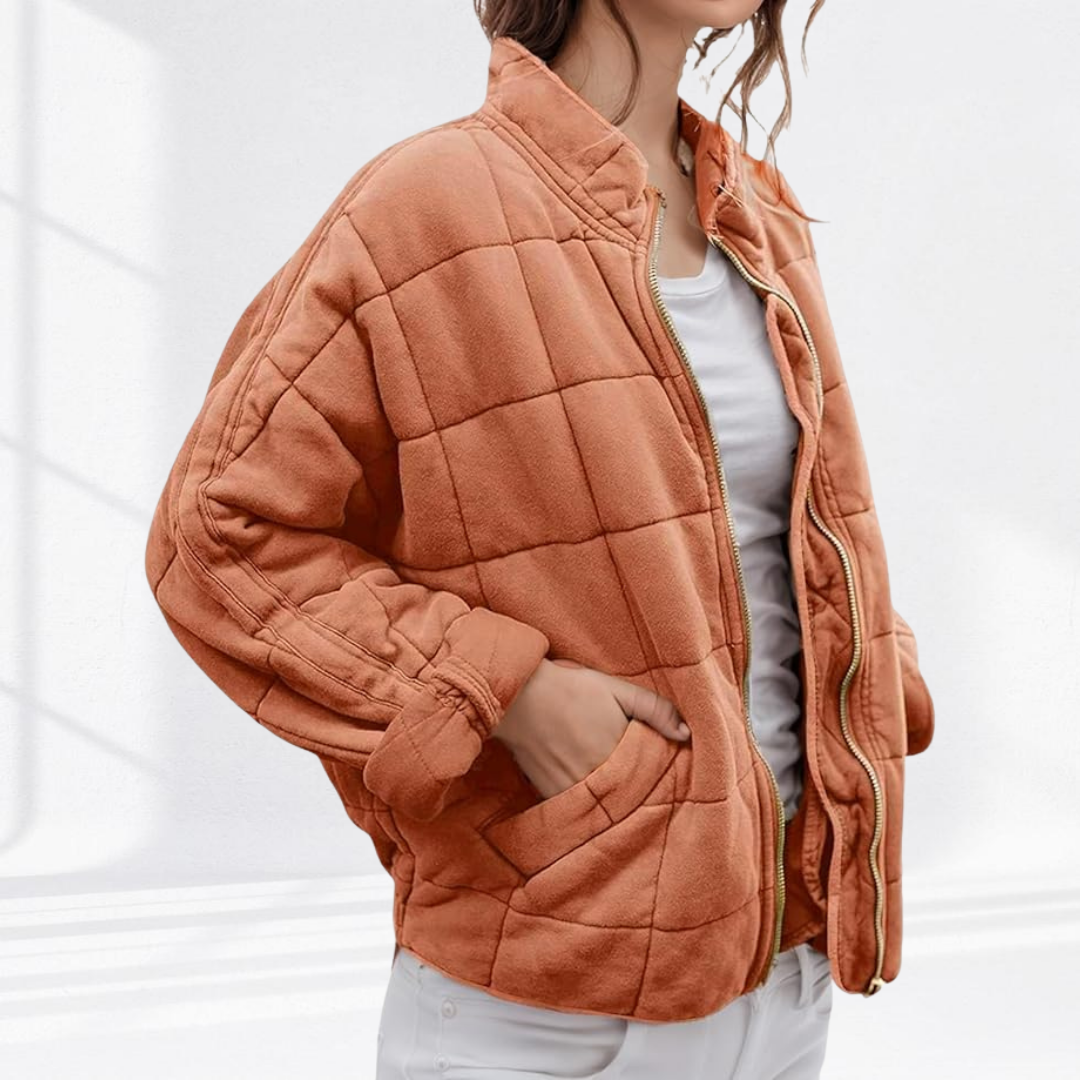 Terrakottafarbene Steppjacke mit Kastensteppung und Stehkragen, Detailaufnahme