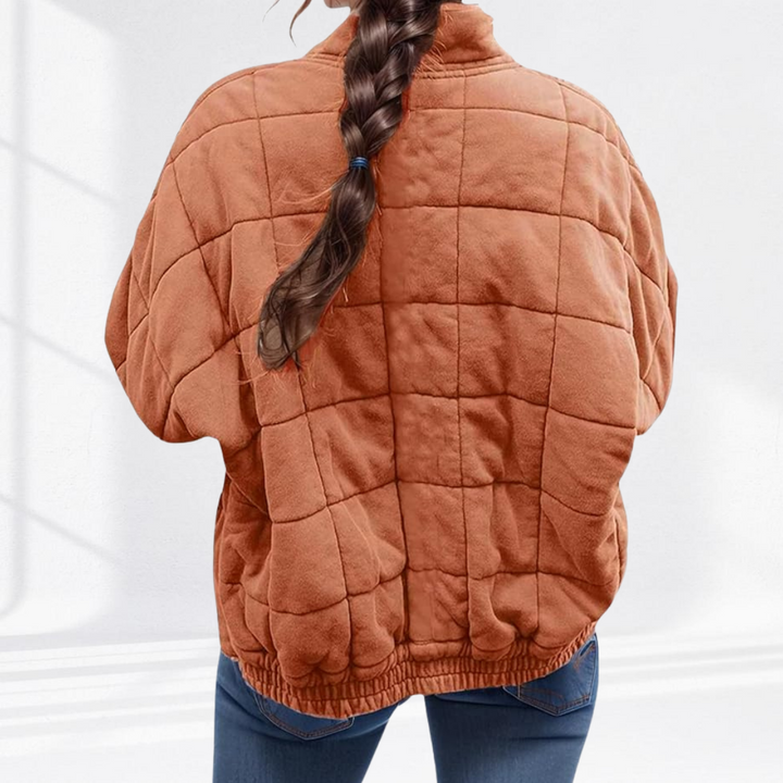 Rückansicht der terrakottafarbenen Steppjacke mit Kastensteppung und Flechtfrisur