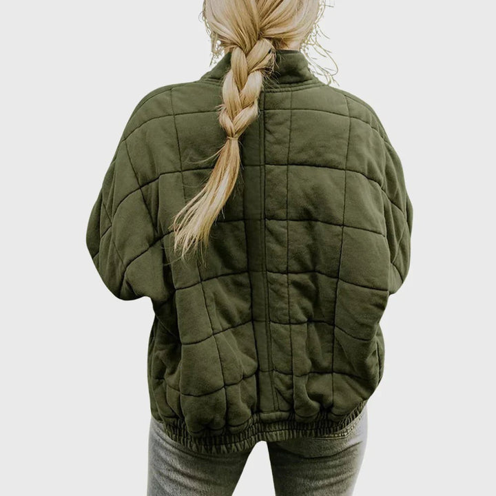 Rückansicht der olivgrünen Steppjacke mit Kastensteppung und Stehkragen