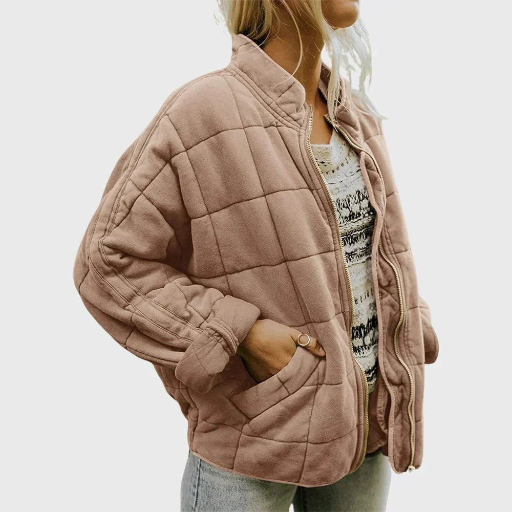 Altrosa Steppjacke mit Stehkragen, lässig getragen mit Jeans
