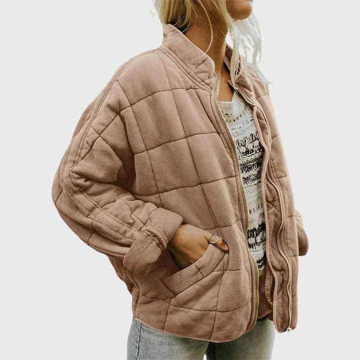 Altrosa Steppjacke mit Stehkragen, lässig getragen mit Jeans