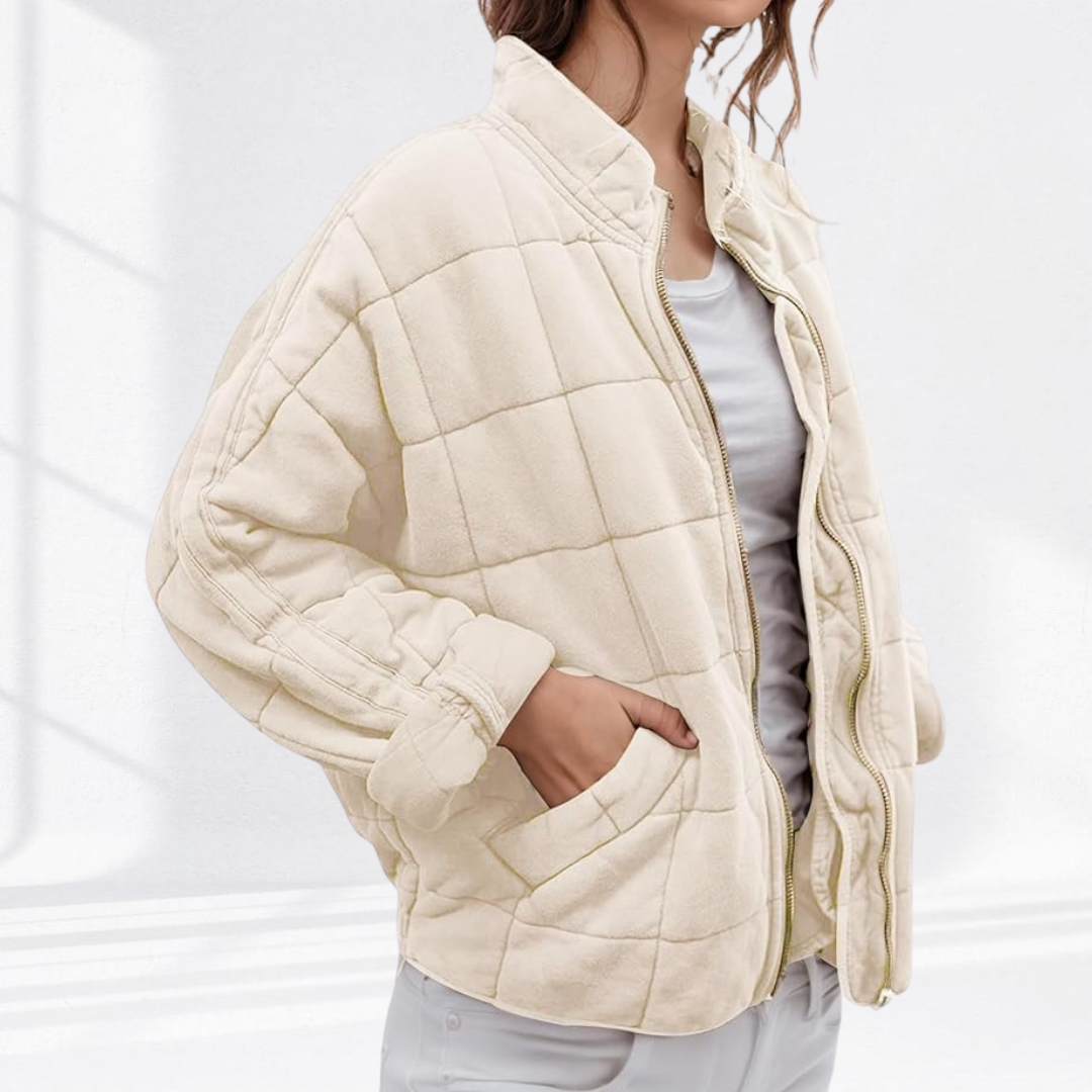 Cremefarbene Steppjacke mit Reißverschluss und Kastensteppung im Detail