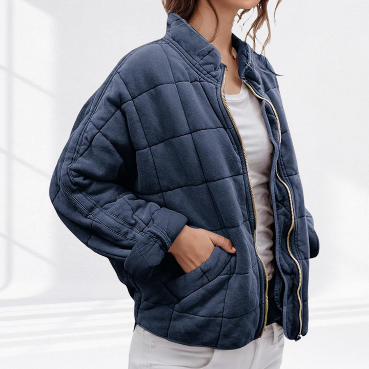 Marineblaue Steppjacke mit Stehkragen, Nahaufnahme des Reißverschlusses