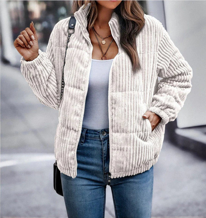 Cremefarbene Steppjacke mit Cord-Struktur und hohem Kragen, oversize geschnitten
