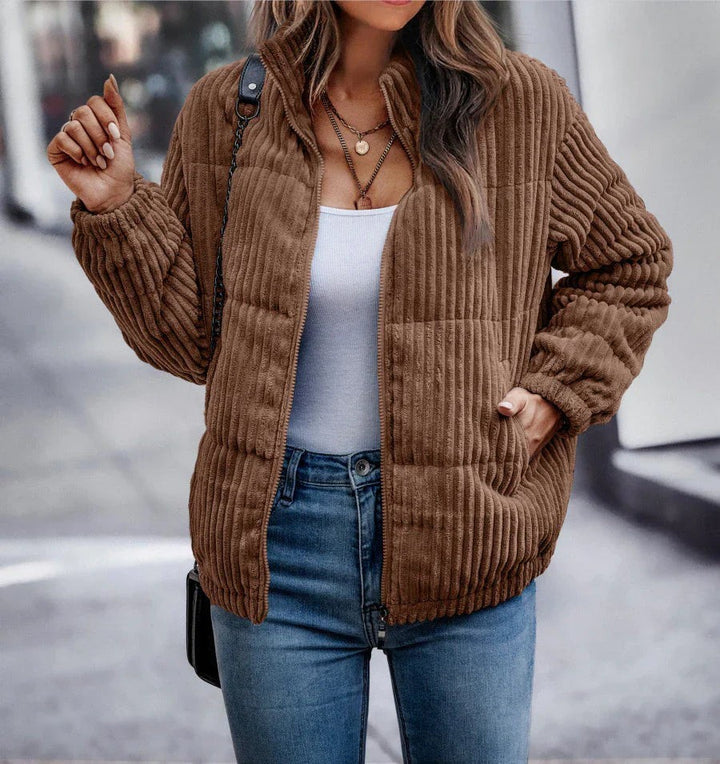 Braune Winterjacke mit geripptem Cord-Muster und lässigem Oversize-Schnitt