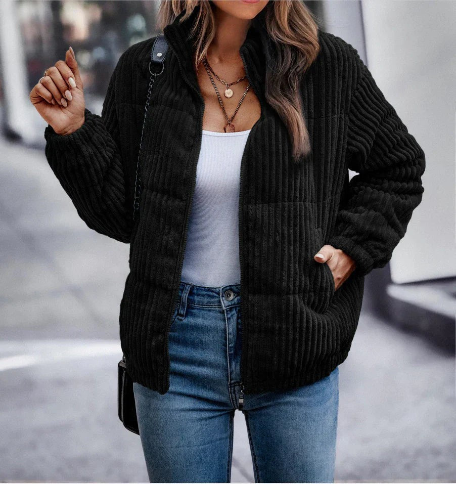 Schwarze gefütterte Jacke mit Stehkragen und markanter Cord-Textur