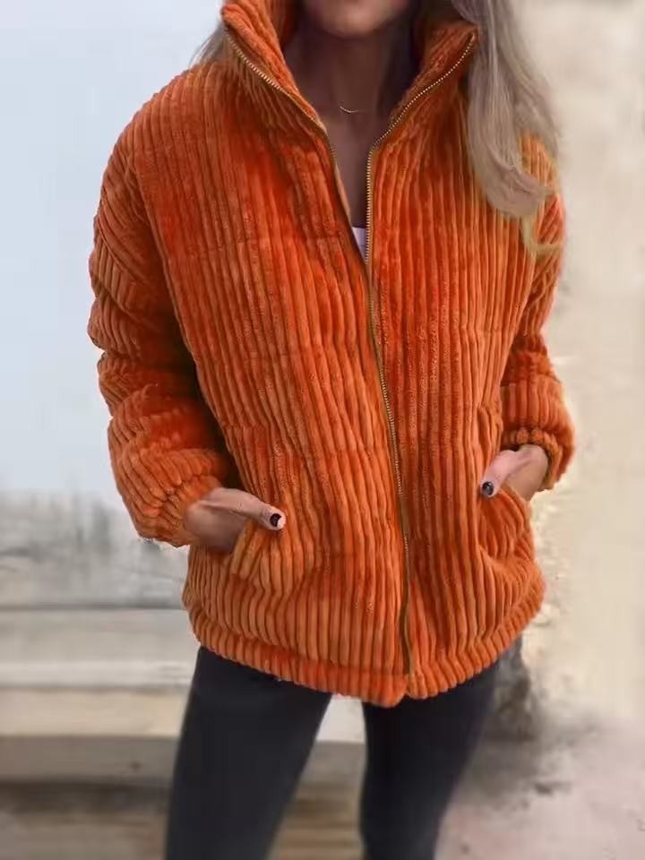 Orangefarbene Winterjacke mit Cord-Rippenstruktur und Stehkragen im Freien