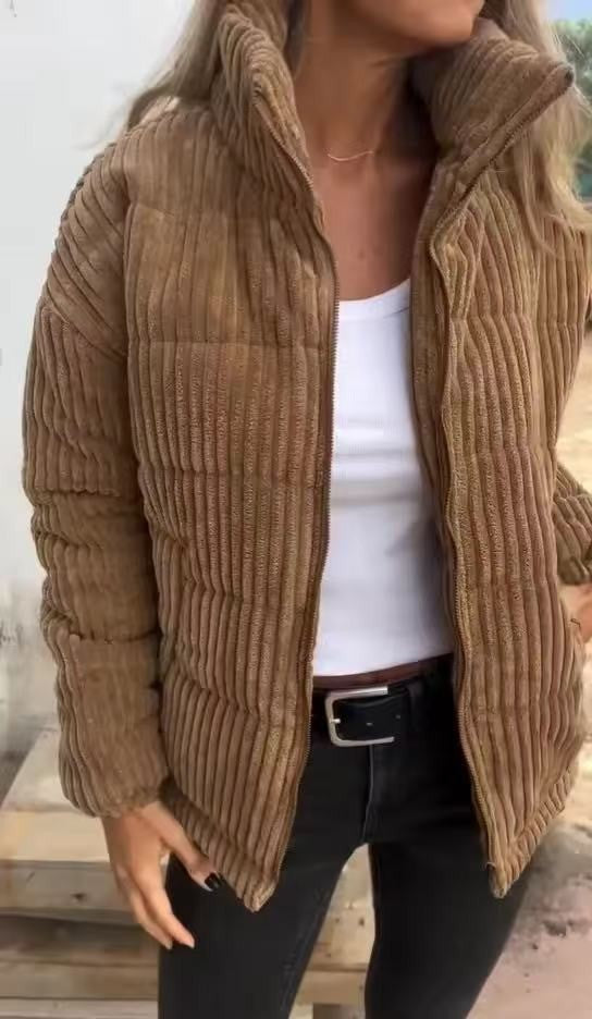 Camelfarbene Cord-Steppjacke mit Stehkragen kombiniert zu schwarzer Hose