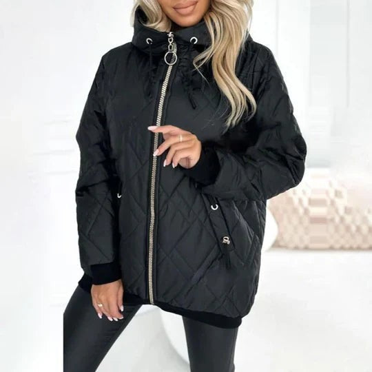 Schwarze Steppjacke mit Kapuze und auffälligem Ringzipper