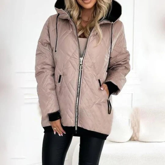Beige Winterjacke mit Kapuze und schwarzem Kontrastbündchen