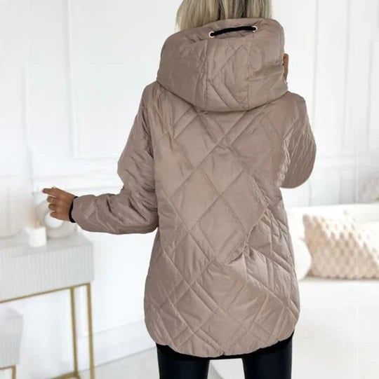 Rückenansicht der beigen Steppjacke mit Kapuze