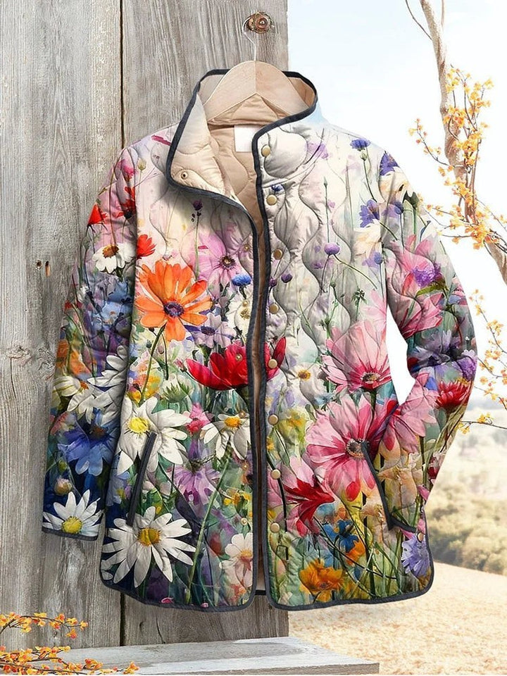 Steppjacke mit buntem Blumendruck und Stehkragen an Kleiderbügel