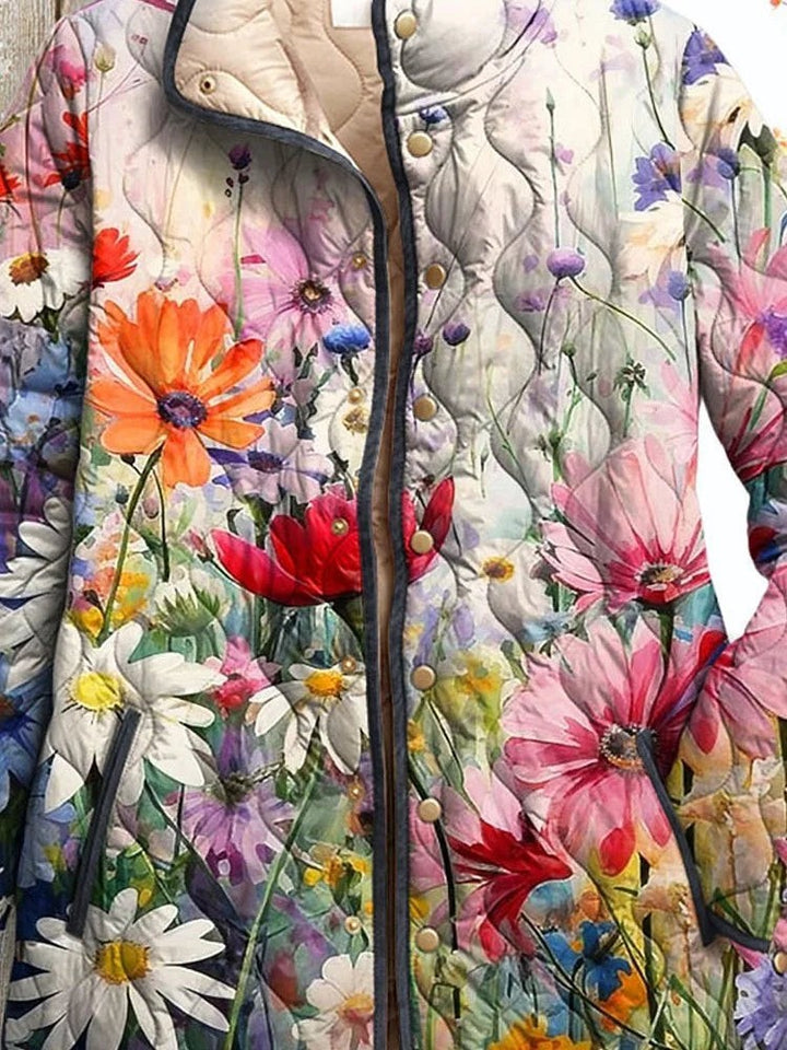 Nahaufnahme Steppjacke mit Blumenmuster und Druckknopfleiste