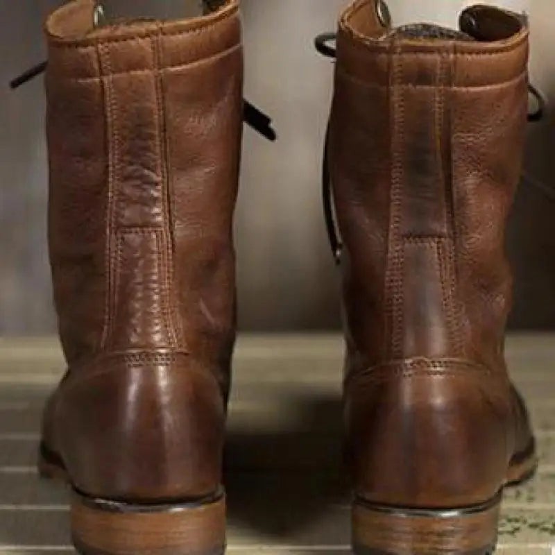 Rückansicht brauner Lederstiefel mit robuster Absatzkonstruktion