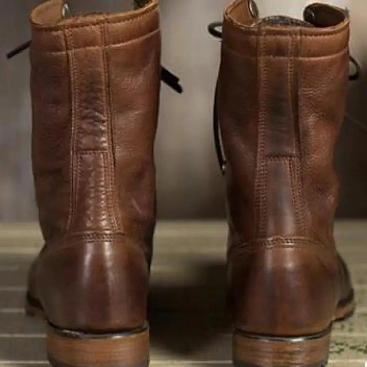 Rückansicht brauner Lederstiefel mit robuster Absatzkonstruktion