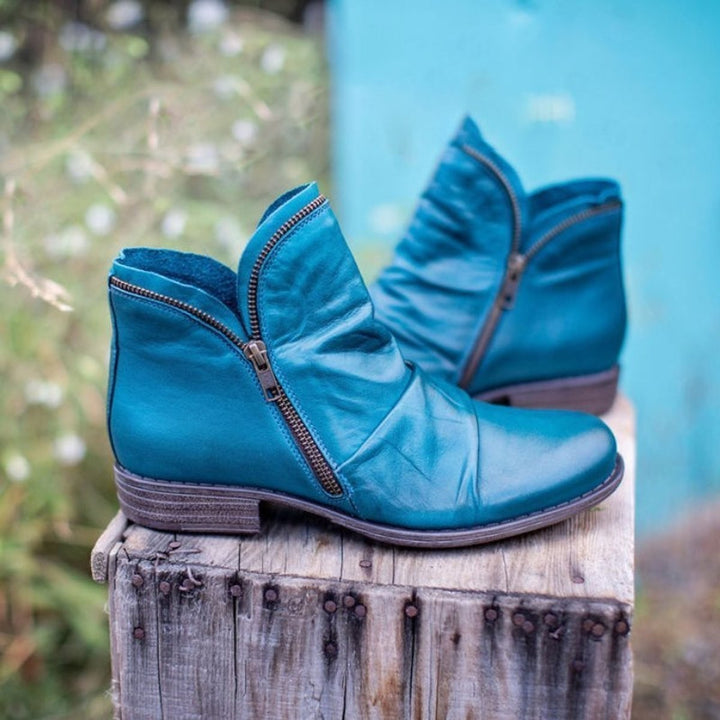 Türkisblaue Stiefelette mit gefältelter Optik und seitlichem Reißverschluss