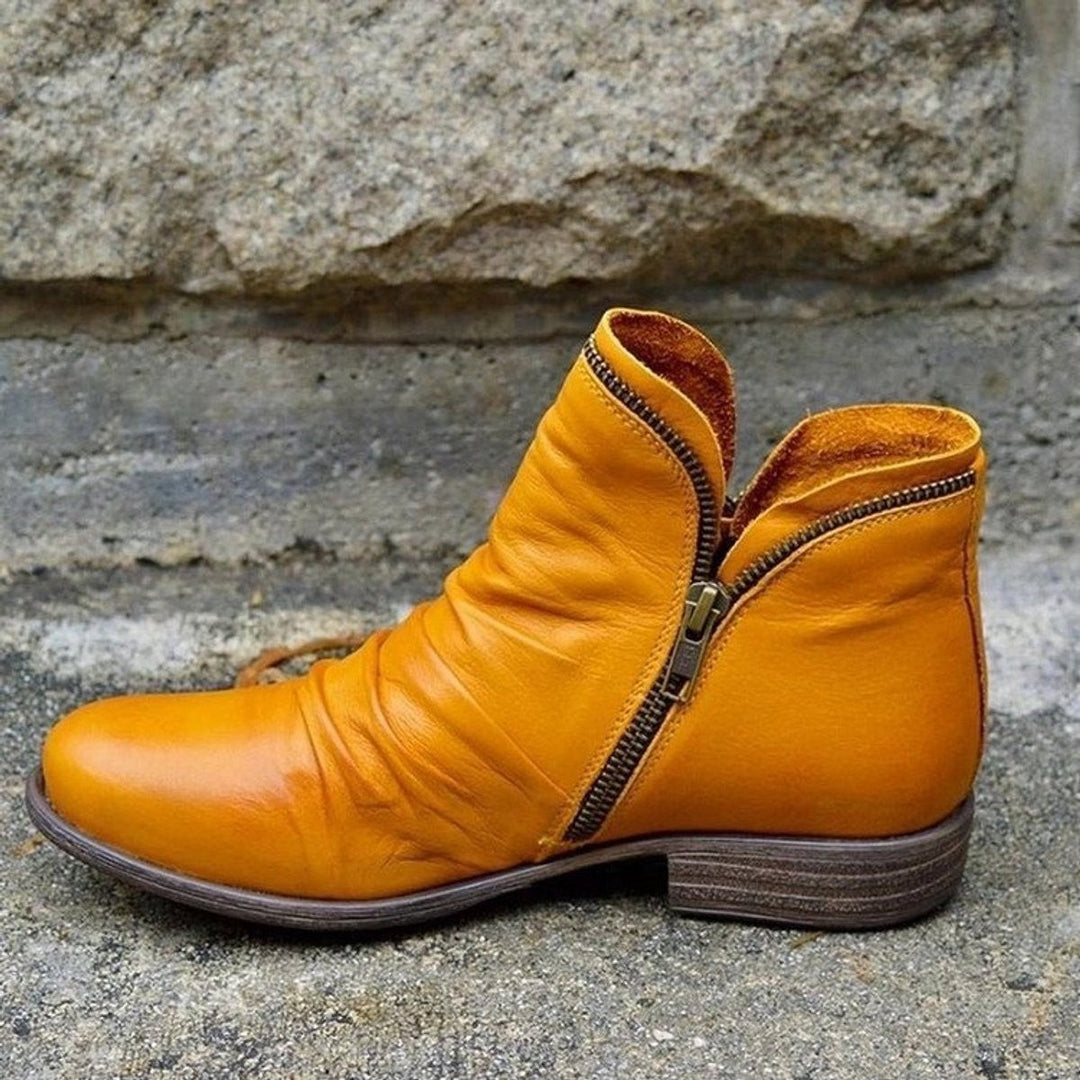 Senfgelbe Stiefelette mit gefälteltem Schaft und auffälligem Metallreißverschluss
